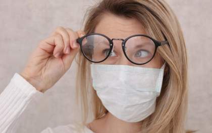 Durante a pandemia, troque as lentes por óculos se possível