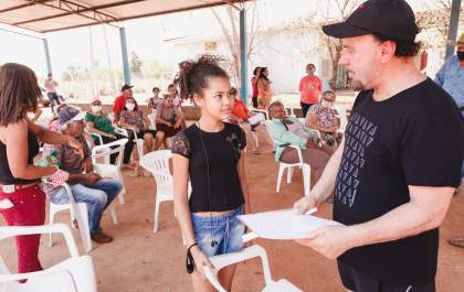 Avó e neta entregam carta a Mário Celso para salvar escola do Timboré