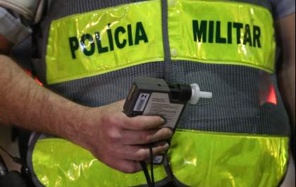 Homem fica ferido após bater carro em árvore em vicinal