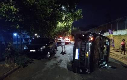 Motorista tomba caminhonete após bater em carro parado