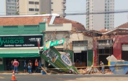 Desabamento de fachada de prédio mobiliza bombeiros em Araçatuba