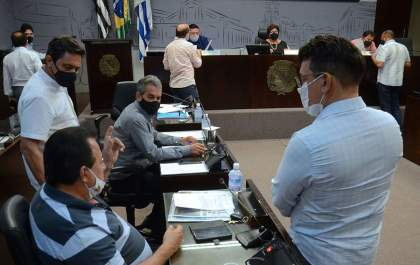 Câmara de Araçatuba adia projeto que impede condenados na Mesa Diretora