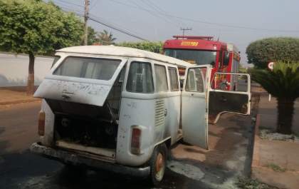 Carro pega fogo na Rua Maria Guilhermina Esteves
