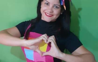 Em tempos de pandemia professora viraliza com vídeos divertidos