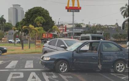 Carro passa sobre a rotatória da Brasília e provoca acidente