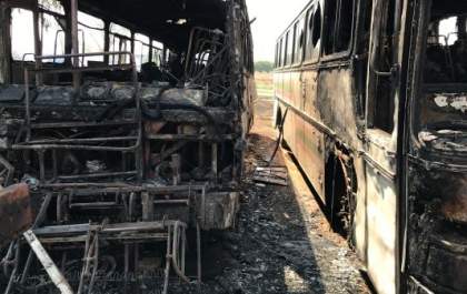 <p>Incêndio em vegetação destrói ônibus em terreno ao lado da ferrovia</p>