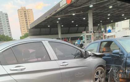 Câmera flagra carro cruzando rotatória da avenida Brasília e causando acidente