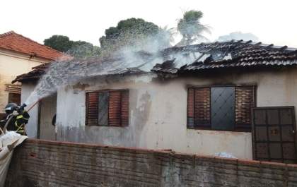 Casa pega fogo no Nossa Senhora Aparecida