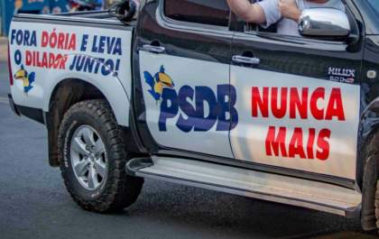 Justiça Eleitoral manda retirar adesivos contra Dilador de caminhonete apreendida