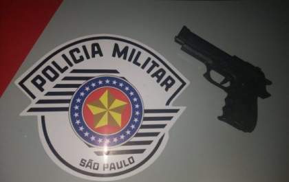 Ao vistoriar veículo, Polícia Militar captura foragido da Justiça e apreende simulacro de pistola