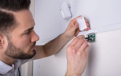 Quais os riscos de instalar um sistema de segurança eletrônica por conta própria? Entenda!