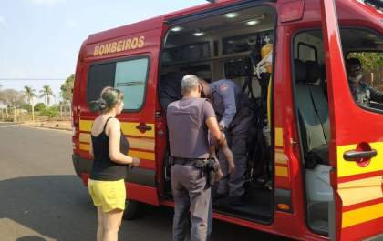 PMs de Andradina salvam bebê que se engasgou com liquido de querosene