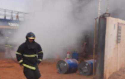 Bombeiros atendem incêndio na Avenida Rosário Congro