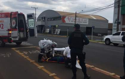 Mulher é socorrida após cair em avenida