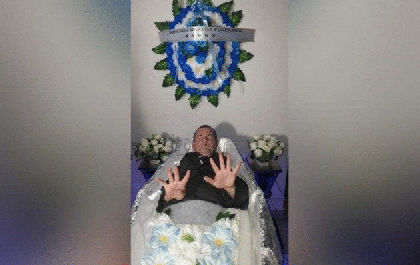 Candidato a vereador posa para foto em caixão