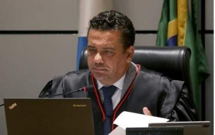 Companhia aérea deve indenizar passageiro por não fornecer assento especial