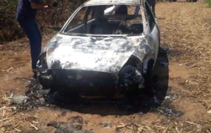 Polícia aguarda exame de DNA para identificar corpos encontrados carbonizados em carro
