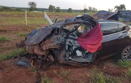 Carro capota após bater em capivara e deixa dois mortos