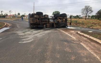 Caminhão tomba na rotatória em frente ao Shopping
