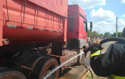 Carreta com pneus em chamas pede ajuda no 5° GBM