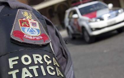 Condenado por tráfico e posse de munição é preso em rodovia com pneu do carro furado
