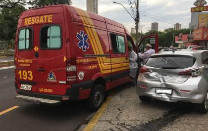 Acidente com 3 carros interdita parte da avenida Brasília