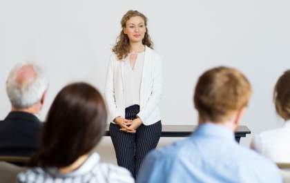 Professores no Brasil são desrespeitados e mal pagos, aponta estudo internacional