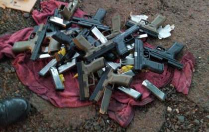 Polícia apreende 17 pistolas e 34 carregadores na BR-153