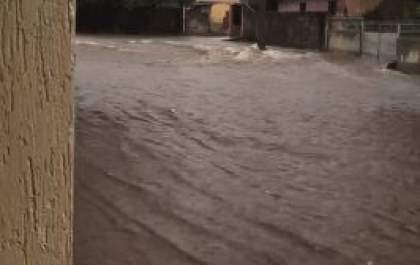 Moradores gravam situação que rua fica durante chuva