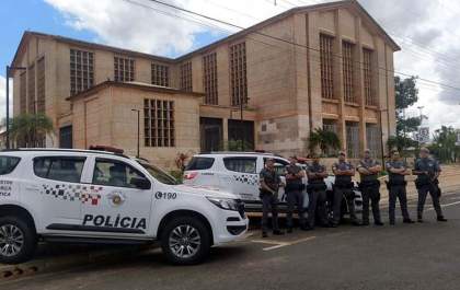 PMs prendem dupla em carro pela rodovia de Castilho transportando 5 tijolos de maconha