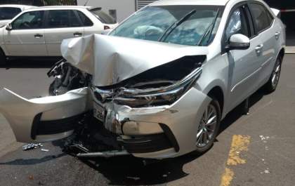 Mulher bate carro em portão de condomínio ao sair de estacionamento de farmácia