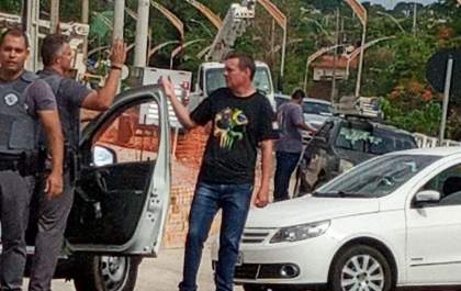 Populares ajudam a PM prender acusado de roubar restaurante em Birigui