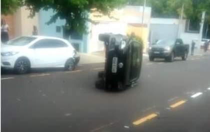 Carro tomba após bater em outro parado na Duque de Caxias