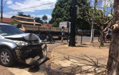 Ao colidir com moto, carro bate em árvore
