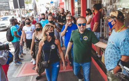 Mário Celso faz caminhada e pára comércio. Faltam apenas 12 dias para as eleições