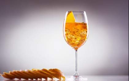 Equipe Empório Dias ensina duas receitas de drinks com a bebida do momento, o Aperol. Confira!