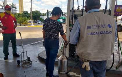 Ipem-SP fiscaliza bombas de postos de combustíveis em Araçatuba