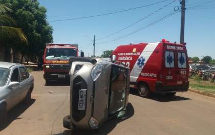 Homem perde controle de carro e tomba próximo ao Detran