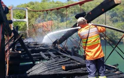 Incêndio destrói ponte pênsil centenária sobre o Rio Paranapanema entre SP e PR