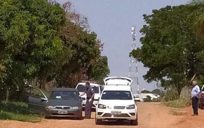Polícia encontra homem morto dentro de carro em bairro