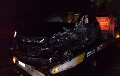 Prefeito de Penápolis fica ferido após bater carro em caminhão em rodovia