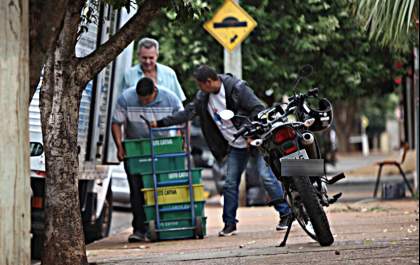 Secretaria de Educação transporta leite para doação em caminhão sem refrigeração