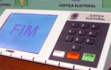 Propaganda irregular rende ação de improbidade e multa a prefeita de Rubiácea
