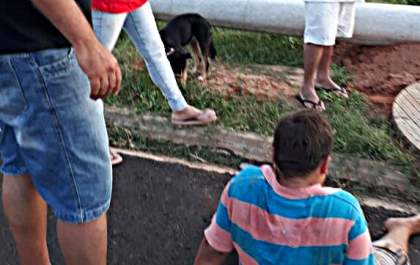 Casal ouve gritos de socorro e encontra garoto que caiu em buraco