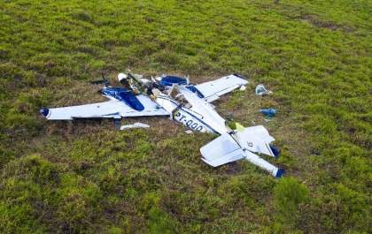 Avião cai próximo de rodovia e piloto morre