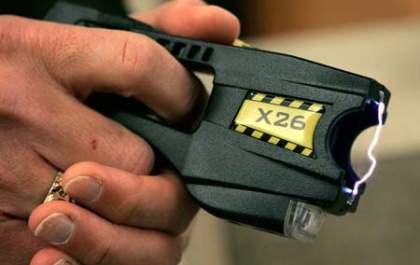 PM de Araçatuba usa arma de choque e imobiliza homem com facão