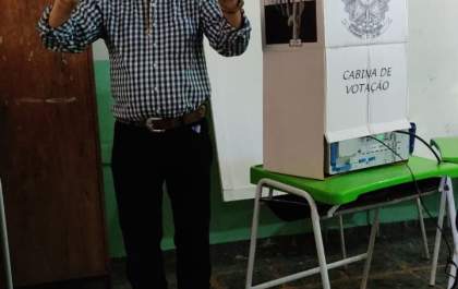 Candidato Angelo Guerreiro (PSDB) &nbsp;posa para fotos após votação