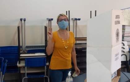 A candidata a prefeita Kaelly Saraiva (PSOL) votou na escola Municipal Elson Lot Rigo