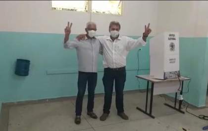 O candidato a prefeito Divino Lajes (AVANTE) votou no Colégio Municipal Irmã Sheilla