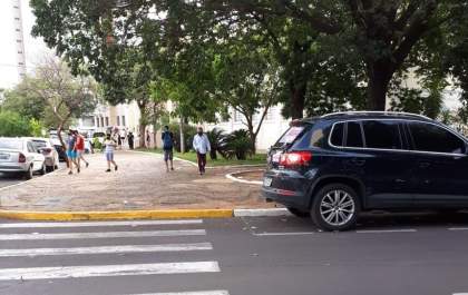 PM recolhe carro com propaganda de Cido Sério estacionado perto do maior colégio eleitoral de Araçatuba
